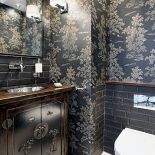 Z chińską tapetą Jp Baker i specjalnie wykutą wnęką na szafkę.