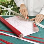 Z czerwonej okleiny wytnij paski o różnej grubości (w zależności od projektu własnego)