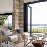 Z domu Danny’ego i Margaret roztacza się widok na australijskie wybrzeże. Urządzony jest jak amerykański beach-house.