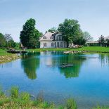 Z domu dla gości do głównego budynku, przypominającego tradycyjny polski dwór, wiedzie ?korytarz? o lekkiej