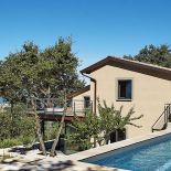 Z domu i z basenu rozciąga się piękny widok.