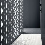 Z fakturą pofalowanego piasku od Doriany i Massimiliano Fuksas. CATALANO