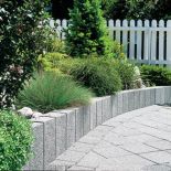 Z granitu nie tylko jest aleja, ale i krawężnik przy rabacie. Płyty La Linia. SEMMELROCK