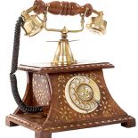 Z intarsjowaną skrzynką. Historia telefonu