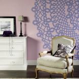 Z koronkowym ornamentem. Farba, Satynowy Wrzos, to Akrylit W Fashion Collection (54 zł/2,5 l). DEKORAL