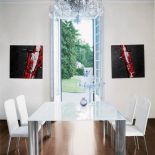 Z kryształowym blatem i aluminiowymi nogami. Krzesła Paolina obito białą skórą. EMMEI