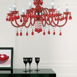 Z kryształu lub barwionego szkła (białego, czarnego, czerwonego i przejrzystego). Żyrandol ośmioramienny w