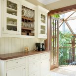 Z kuchni wychodzi się na antresolę, gdzie urządzona jest jadalnia. A antresoli krętymi schodami może też zejść do oranżerii.