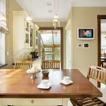 Z kuchni wychodzi się na antresolę, gdzie urządzona jest jadalnia. A antresoli krętymi schodami może też zejść do oranżerii.