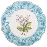 Z kwiatem malwy - ręcznie malowany talerz fabryki Rice kosztuje 99 zł. Z POTRZEBY PIĘKNA