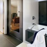 Z łazienki do sypialni. Apartament nie na sprzedaż