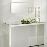 Z lustrzanym blatem firmy BMB (3340 zł). HEBAN