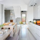 Z MDF-u zrobione są nie tylko szafki. Także trójwymiarowy panel na ścianie nad szczotkownym granitowym blatem.