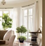 Z okien w salonie można podziwiać stary las.