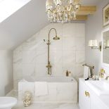 Z pałacowymi akcentami - żyrandolem znalexionym na starociach i złotymi uchwytami przy szafce przywiezionymi z