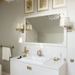 Z pałacowymi akcentami - żyrandolem znalexionym na starociach i złotymi uchwytami przy szafce przywiezionymi z