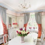 Z połączonej z kuchnią jadalni wychodzimy na taras. Przez całe lato to właśnie tam gospodarze najchętniej jedzą śniadania.