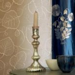 Z połyskiem i haftem, tkanina Chantilly od Sandersona. Decodore