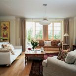 Z przestronnego salonu można wyjść prosto do ogrodu.