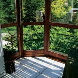 Z przeszklonego salonu rozpościera się widok na ogród.