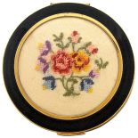 Z ręcznie haftowanym wieczkiem, 1960 r., Regent of London, Venroe Compacts