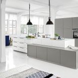 Z rozbudowaną wyspą w kolorze arktycznej bieli kwarcowej szarości, NOLTE KUCHEN