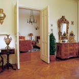 Z salonu do sypialni prowadzą dwuskrzydlowe drzwi.