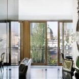 Z salonu można podziwiać Pałac Kultury, otoczony wieżowcami, i kopułę parafii św. Barbary.