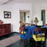 Z salonu można wejść do kuchni. Bunkier ze sztuką