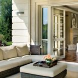 Z salonu wychodzi się na duży zadaszony taras. Idealne miejsce na popołudniowy wypoczynek i rodzinne spotkania.