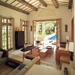 Z salonu wychodzimy prosto na basen. Kamień i drewno w jednym domu