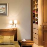 Z sypialni gospodarza przechodzi się do garderoby, gdzie nietypowo Jean Pierre urządził sobie mały gabinet.