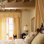 Z sypialni można wyjść do ogrodu. Prowansja odnaleziona w Kaliforni