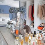 Z sypialni wchodzi się do garderoby. Styl skandynawski – dom w kolorach północnego morza