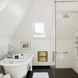 Z sypialnią sąsiadują łazienka (przywieziona z Anglii od Barber Wisons) oraz garderoba.