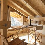 Z takimi widokami o wenę nietrudno. Nic dziwnego, że Włoch wymyśla bajkowe łodzie. Przy biurku krzesło-ikona - Folding chair.