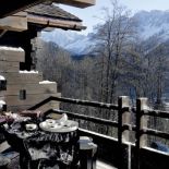 Z tego tarasu roztacza się najpiękniejszy widok w całej okolicy. Wprost na Mont Blanc.