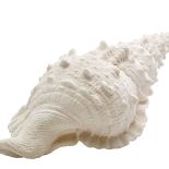 Z wakacyjnym luzem mu do twarzy. Ale nie zawsze tak było. Marynarski styl powstał niechcący i przy okazji zupełnie