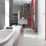 Z widokiem i dobrym dizajnem. Bateria umywalkowa - Hansa, prysznicowa od Hansgrohee. Zabawne kinkiety Snake