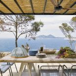 Z widokiem na bezludną Dragonerę. Elegancka willa w kolorach natury