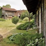 Z wieży na pierwszym piętrze rozpościera się wspaniały widok na okoliczne łąki, pola i las.