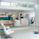 Z zabawną wyspą i kolorem szafek (bielony dąb), który pasuje do podłogi w salonie. Propozycja za około 9500 zł. HTH