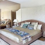 Za gipsowym parawanem oklejonym tapetą projektantka ukryła łukowatą ścianę. Poduszki i pled Missoni Home -