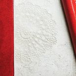 Za kafle z koronkową serwetką Krystyna Kaszuba-Wacławek dostała nagrodę Prodeco.