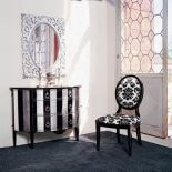 Za konsolę z drewna orzechowego polakierowaną na czarno i pokrytą srebrną folią zapłacimy 6950 zł. Lustro kosztuje 2470 zł.