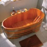 Za modrzewiową balię niemieckiej firmy Blumenberg zapłacimy 7380 zł. W komplecie panel do przykrycia armatury. WOODIMPEX