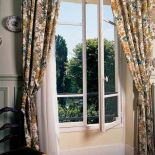 Za oknem - kojąca zieleń. Dom wśród paryskich róż