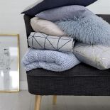 Za pomocą szarości stworzymy przestrzeń, która ukoi i zrelaksuje. Choć to kolor stonowany i zimy, dzięki dodatkom w postaci