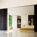 Za przesuwanymi drzwiami schowała się przestronna garderoba firmy Molteni (29 500 zł). Łóżko Clip (14