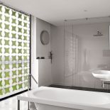 Za przytulny nastrój w sypialni odpowiadają ażurowe zewnętrzne żaluzje. Po pierwsze, pięknie wpuszczają światło, bo